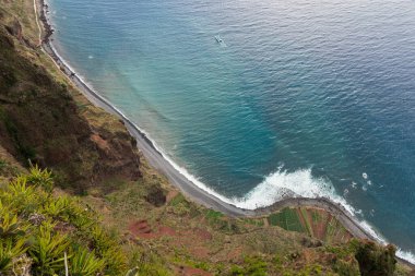 Madeira sahil şeridinin güzel okyanus manzarası