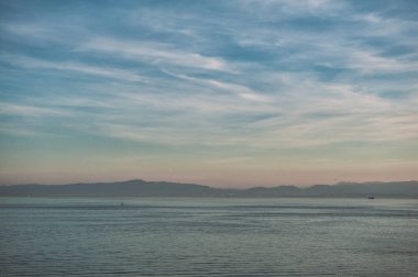 Mavi gökyüzü ve gemilerle güzel deniz manzarası