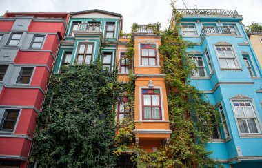 İstanbul, Türkiye 'de farklı renkli evlerin güzel cepheleri