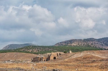 Gökyüzü arka planında Pamukkale Türkiye 'deki antik tarihi kalıntılar