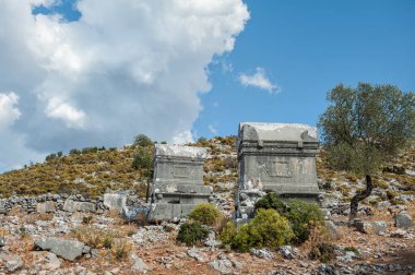Türkiye 'de bulutlu gökyüzüne karşı güneşli bir günde antik harabe mezarlar