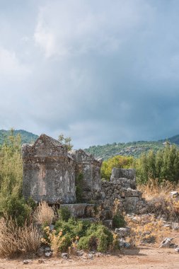 Türkiye 'de bulutlu gökyüzüne karşı güneşli bir günde antik harabe mezarlar