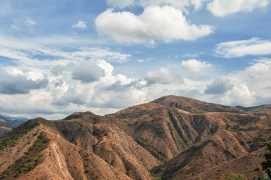 Ermenistan 'ın görkemli dağları bulutlarla dolu mavi gökyüzünün altında doğal güzellikler ve engebeli araziler sergiliyorlar.
