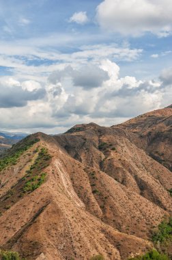 Ermenistan 'ın görkemli dağları bulutlarla dolu mavi gökyüzünün altında doğal güzellikler ve engebeli araziler sergiliyorlar.