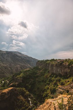 Ermenistan 'ın görkemli dağları bulutlarla dolu mavi gökyüzünün altında doğal güzellikler ve engebeli araziler sergiliyorlar.