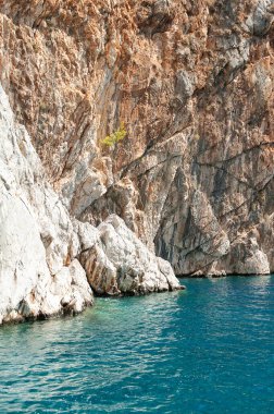 Çarpıcı kayalık kayalıklar Türkiye Akdeniz kıyı şeridi boyunca turkuvaz sularını karşılıyor