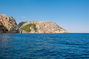 Türkiye 'de turkuvaz suları ve çamlarla kaplı dağlarla nefes kesici kıyı manzarası