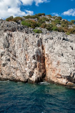 Türkiye 'de turkuvaz suları ve çamlarla kaplı dağlarla nefes kesici kıyı manzarası