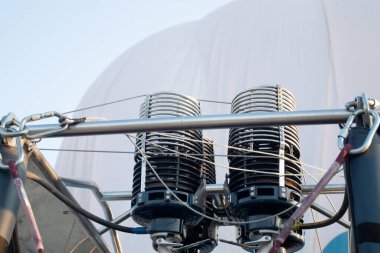 Gaz mavi gökyüzüne karşı sıcak hava balonunda yanar