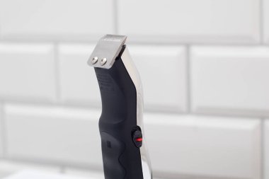 Saç, sakal ve bıyık makası banyoda duruyor.