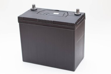 Beyaz arkaplanda araba aküsü.