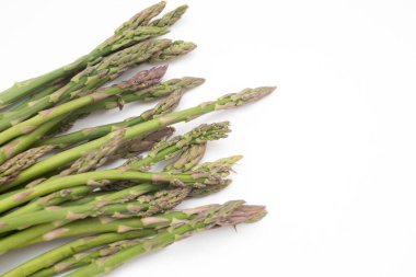 Beyaz arkaplanda yeşil kuşkonmaz