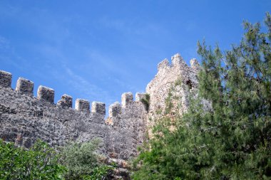 Eski Ortaçağ kalesinin ve mavi gökyüzünün çit duvarı