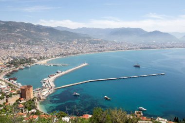 Alanya limanının manzarası. Alanya şehrinde kırmızı kule ve liman panoramik manzarası