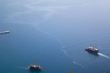 Büyük bir gemi açık denizde seyrediyor.