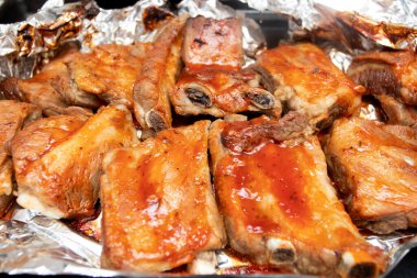 Fırında barbekü sosunda pişmiş domuz pirzolası.