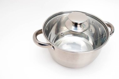 Beyaz bir arka plan üzerinde paslanmaz çelik tencere