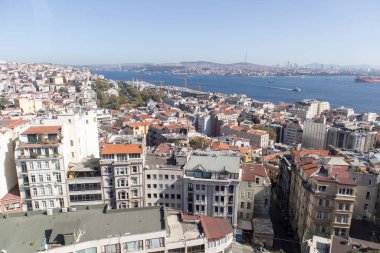 İstanbul, Türkiye 'deki Galata Kulesi' nden hava görüntüsü. Golden Horn ve Galata köprüsünün panoramik görüntüsü