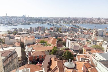 İstanbul, Türkiye 'deki Galata Kulesi' nden hava görüntüsü. Golden Horn ve Galata köprüsünün panoramik görüntüsü