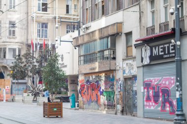 Türkiye 'de boş turist caddesi İstiklal. Koronavirüs salgını sırasında insanlar maske takıyor.