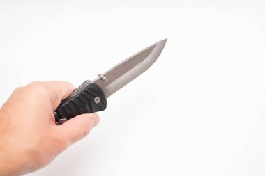 Beyaz arka planda bir av bıçağını tutan