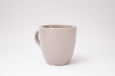 beyaz zemin üzerine seramik kupa