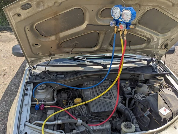 Rifornimento Condizionatore Aria Auto Con Freon — Foto Stock