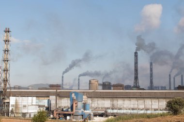Fabrika bacalarından çıkan duman yüzünden hava kirliliği