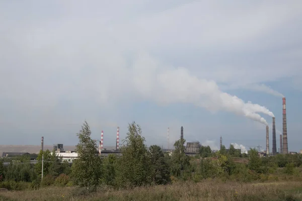 環境汚染 産業工場のパイプからの煙 — ストック写真