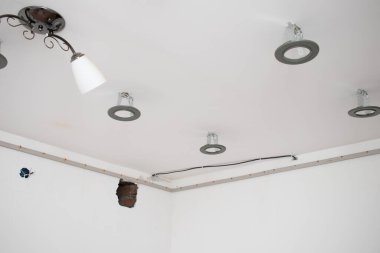 Duvara uzanan bir tavan için baget yapıyorum..