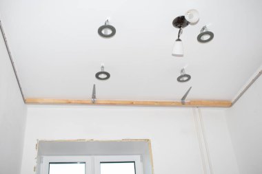 Uzatılmış bir tavana LED lambalar kurulumu.