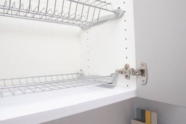Mutfak dolabında bulaşık kurutmak için raflar.