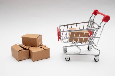 Laptop klavyesinde küçük bir alışveriş arabasında kutular. Çevrimiçi alışveriş konseptleri