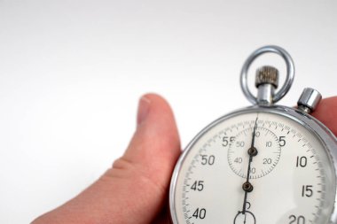 Elinde mekanik bir kronometre var..