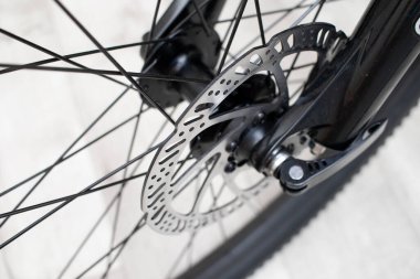 Dağ bisikletinin hidrolik ön freni.