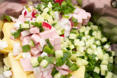 Soğuk çorba Okroshka salatası bir tencerede