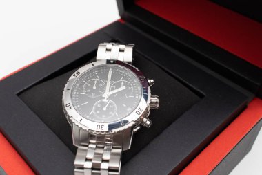 kronograf saat ve taşimetre üreticinin paket kutusunda.