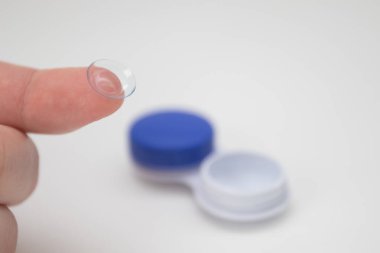 El ele tutuşan Kontak Göz Lensleri