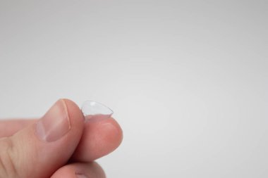 Parmak üzerinde kontakt göz lensleri