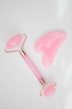 Masaj için yüz gülü kuvars taş masajı silindiri.