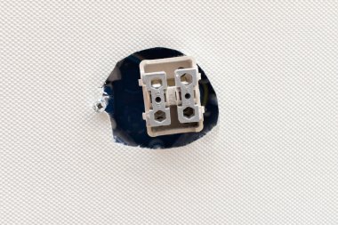 Duvardaki elektrik düğmesi.