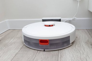 Robot elektrik süpürgesi şarj istasyonunda