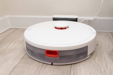 Robot elektrik süpürgesi şarj istasyonunda.