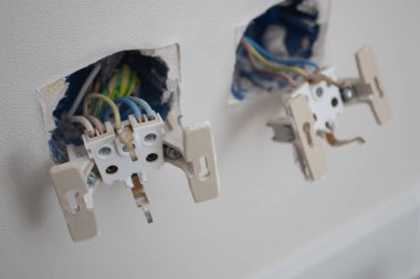 Duvarda bir çift elektrik prizi..