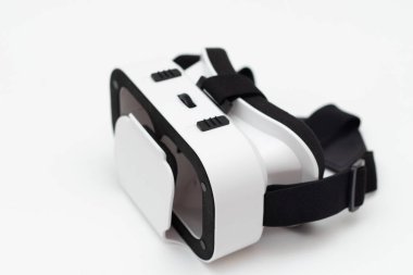 Beyaz arkaplanda VR başlığı
