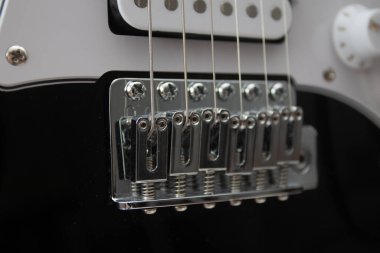 Siyah elektro gitar köprüsünü kapatın.
