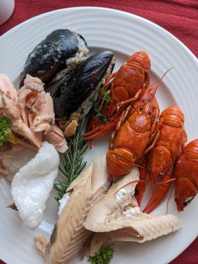 Akşam yemeği için bir tabak haşlanmış kırmızı kerevit..