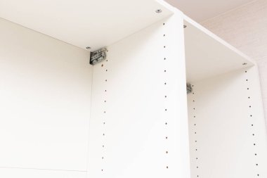 Mutfak dolapları monte ediliyor. Mutfağı yeniledim.