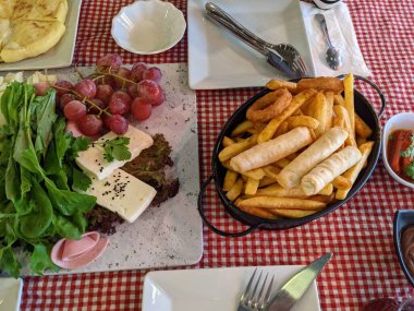 Geleneksel Türk kahvaltısı masada servis ediliyor.