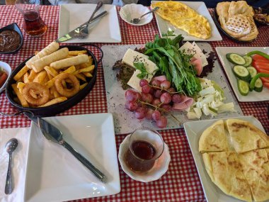 Geleneksel Türk kahvaltısı masada servis ediliyor.